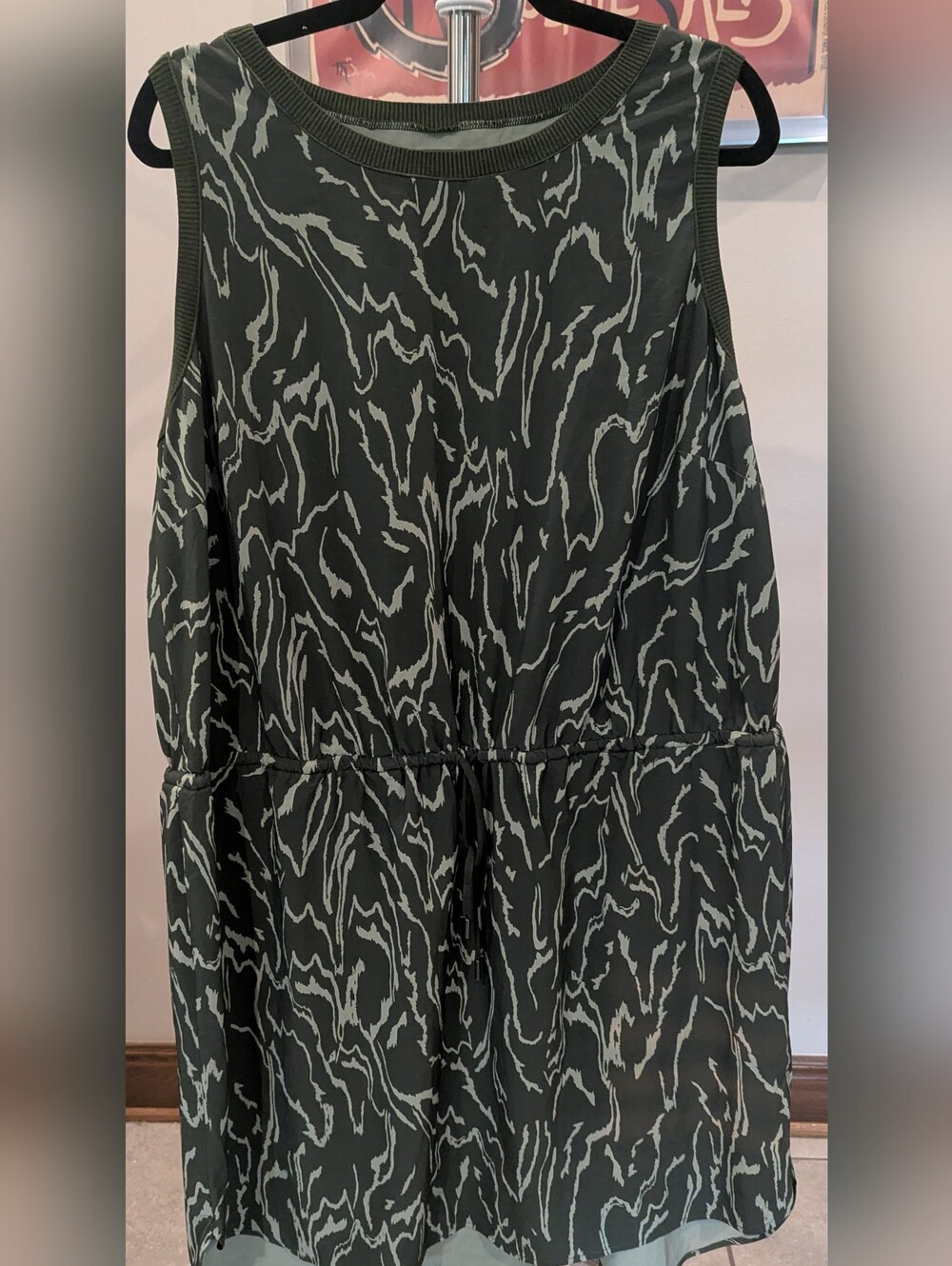$28 Athleta Size 1X Rincon Printed Dress Eucalyptus Olive Tiger Abstract EUC - Picture 1 of 5